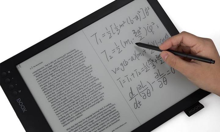 Mano escribiendo fórmulas con el lápiz en el BOOX Max2 en horizontal