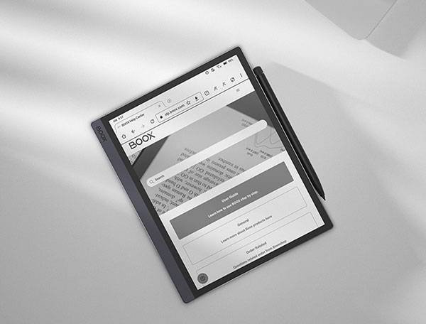 BOOX Tab Ultra en ángulo con una página web y el lápiz