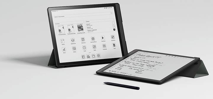Dos BOOX Tab X, uno de pie sobre su funda y otro tumbado con el lápiz