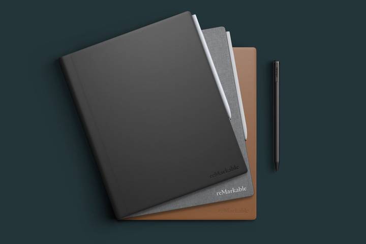 reMarkable 2 cerrado en su funda Book Folio, con el Marker Plus