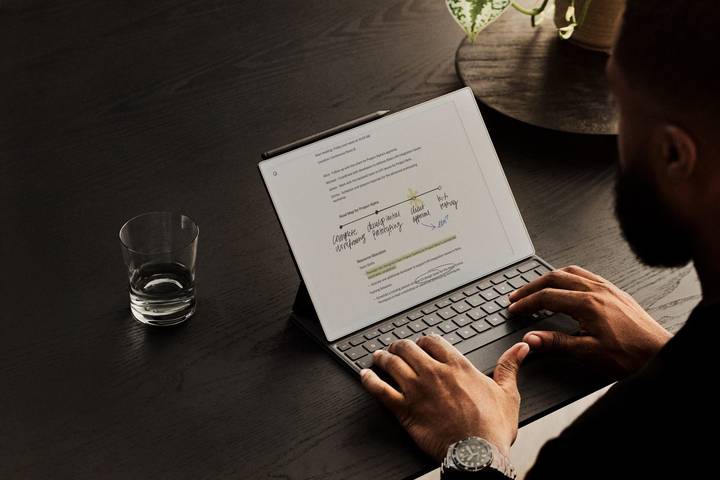 reMarkable Paper Pro con la funda con teclado Type Folio sobre una mesa
