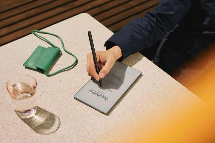 Persona escribiendo en el reMarkable Paper Pro Move sobre una mesa